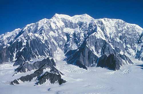 Photo a Mount Logan, with snow cover on ridges and snow field over lowland